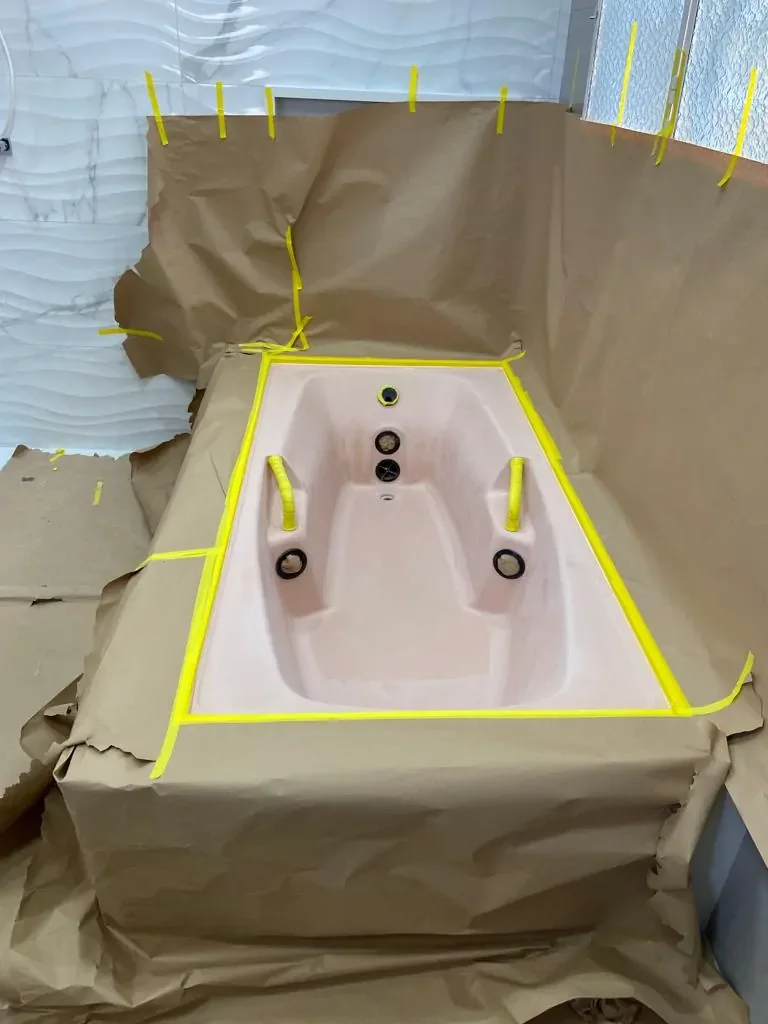 Preparação de banheira para pintura