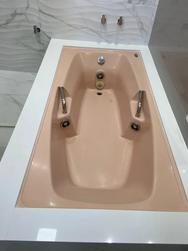 Banheira com acabamento rosa