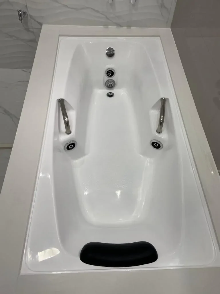 Banheira branca com hidromassagem